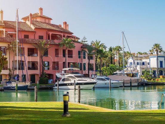 Apartment for sale in Marina de Sotogrande with 4 bedrooms | DeLuxEstates