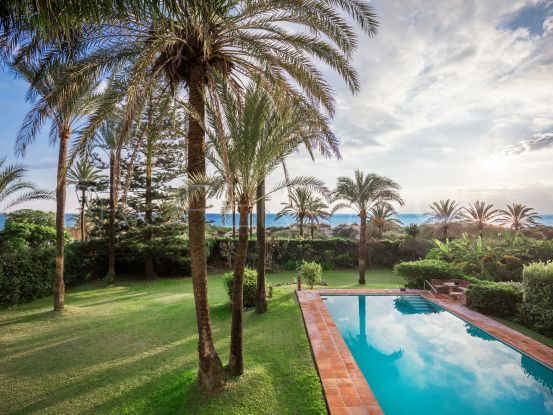 Frontline beach villa with big opportunity in La Reserva de los Monteros, Marbella East