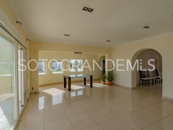 Se vende villa de 4 dormitorios en Torreguadiaro | Sotogrande Home