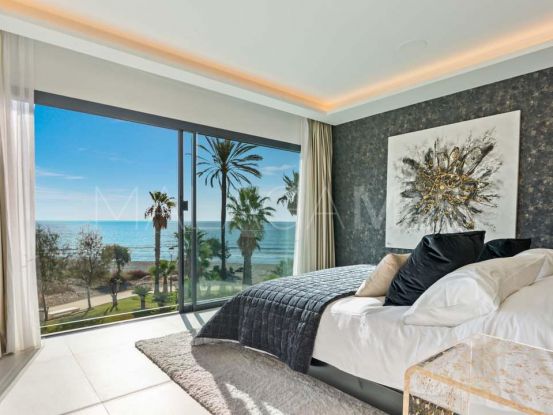 Se vende adosado de 6 dormitorios en Estepona Puerto | Berkshire Hathaway Homeservices Marbella