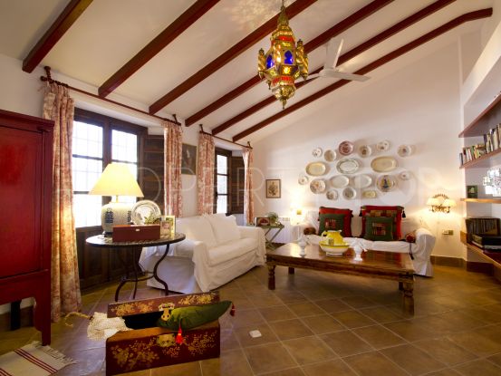 Encantador cortijo de estilo andaluz con todas las comodidades necesarias para la vida moderna situado al noreste de Málaga y cerca de Granada