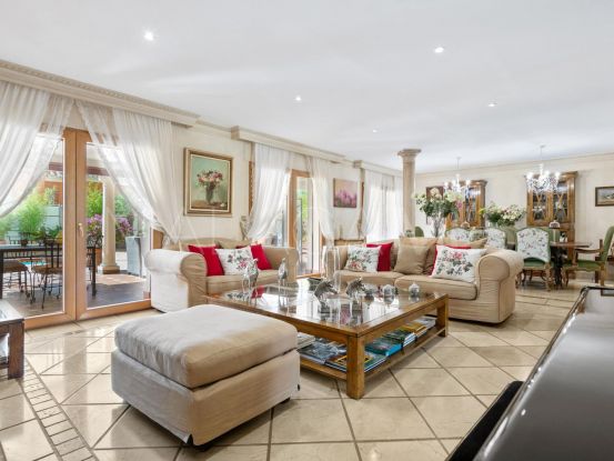 Villa a la venta en Valdeolletas con 4 dormitorios | Berkshire Hathaway Homeservices Marbella