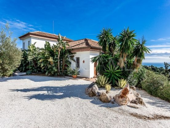 For sale villa with 3 bedrooms in Altos de Estepona | Von Poll Real Estate