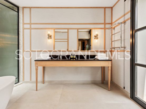 Zona F 8 bedrooms villa for sale | Teseo Estate