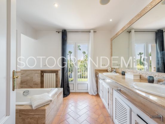 Villa in Zona F with 4 bedrooms | Teseo Estate