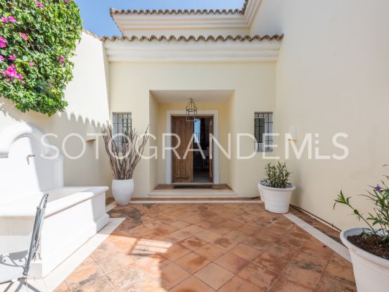 Villa in Zona F with 4 bedrooms | Teseo Estate