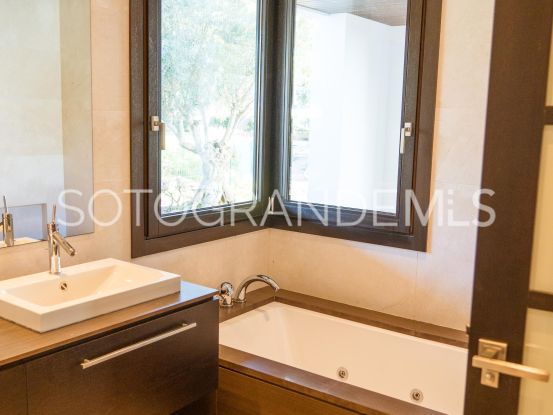 Hacienda de Valderrama, apartamento con 3 dormitorios en venta | Teseo Estate