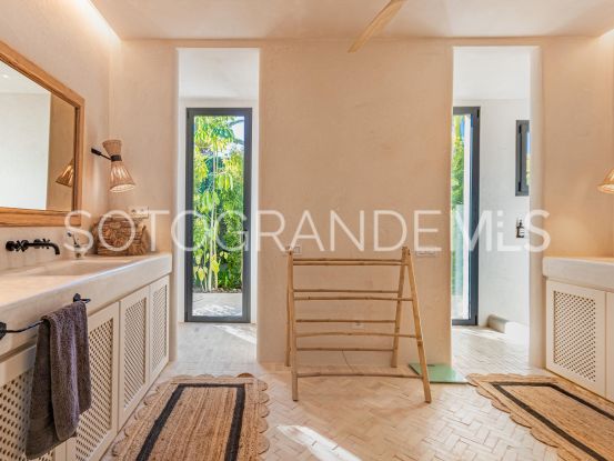 Reyes y Reinas, Sotogrande Costa, villa a la venta de 6 dormitorios | Teseo Estate