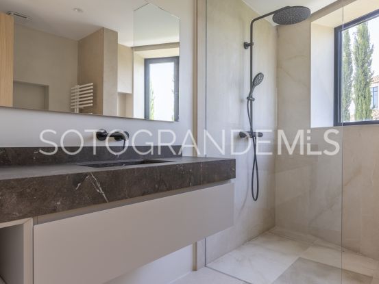 Buy villa in Zona G with 7 bedrooms | Teseo Estate