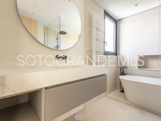 Buy villa in Zona G with 7 bedrooms | Teseo Estate