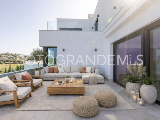 Buy villa in Zona G with 7 bedrooms | Teseo Estate