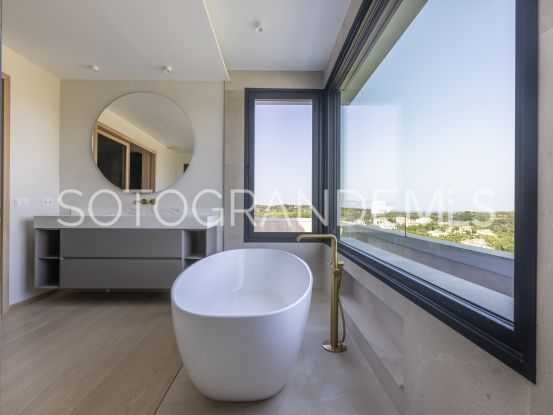 Buy villa in Zona G with 7 bedrooms | Teseo Estate