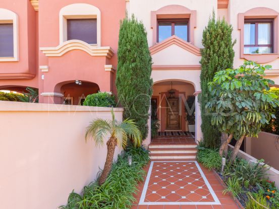 Villa for sale in La Alzambra with 5 bedrooms | Solvilla