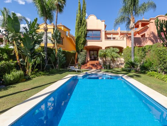 Villa en venta en La Alzambra con 5 dormitorios | Solvilla