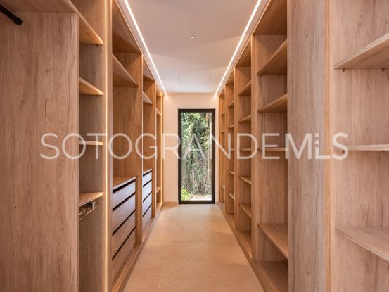 Villa en venta en Zona F de 5 dormitorios | Holmes Property Sales