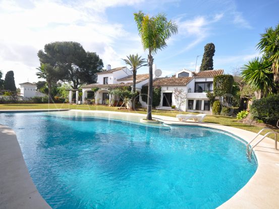 Villa a la venta en El Paraiso con 4 dormitorios | Benarroch Real Estate