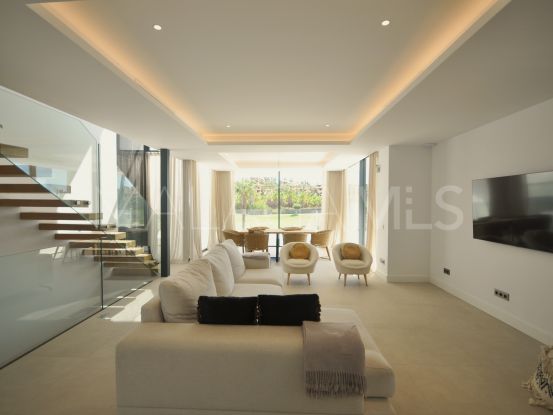 Se vende villa de 4 dormitorios en El Campanario, Estepona | Benarroch Real Estate