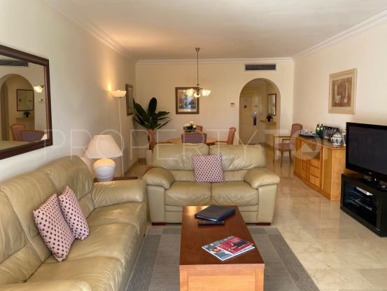 Apartamento de 2 dormitorios en primera línea de playa con jardín privado en Milla de Oro de Marbella