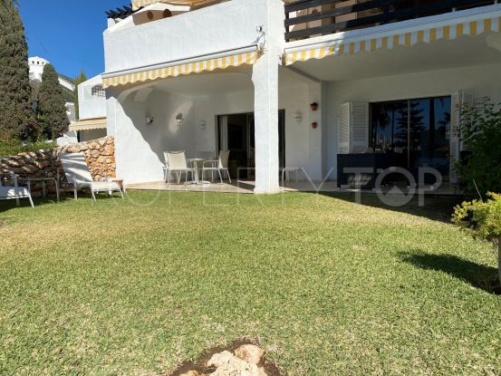 Apartamento de 2 dormitorios en primera línea de playa con jardín privado en Milla de Oro de Marbella