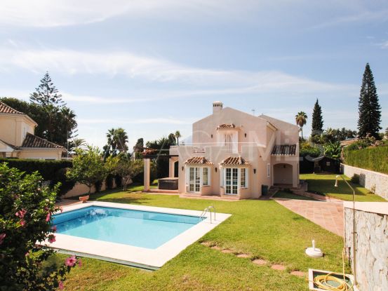 Villa en Cumbres de Elviria de 4 dormitorios | Cosmopolitan Properties