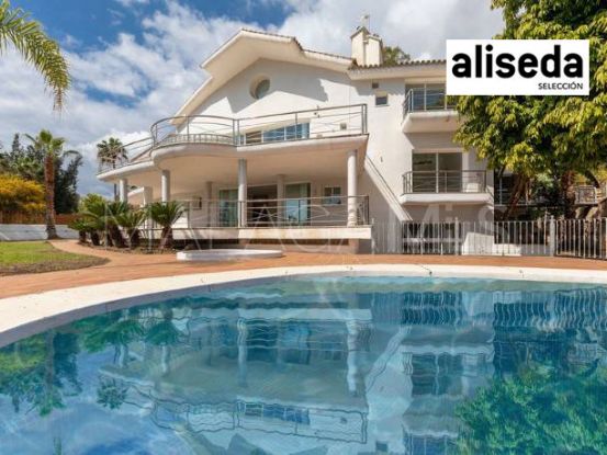 Villa de 5 dormitorios en venta en Puerto del Almendro, Benahavis | Cosmopolitan Properties
