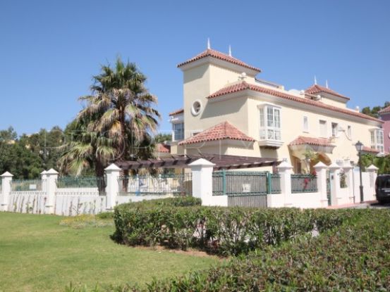 Villa en venta en Lorea Playa, Nueva Andalucia | Inmobiliaria Luz