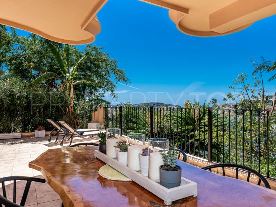 Apartamento de 2 dormitorios a la venta en Aloha Hill Club, Nueva Andalucia | Terra Realty