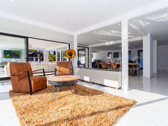 Villa en venta en Los Monteros Playa con 5 dormitorios | Terra Realty