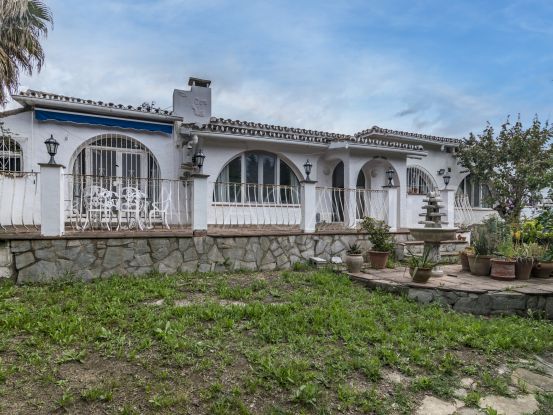 Villa con 4 dormitorios a la venta en Don Pedro, Estepona | Amrein Fischer