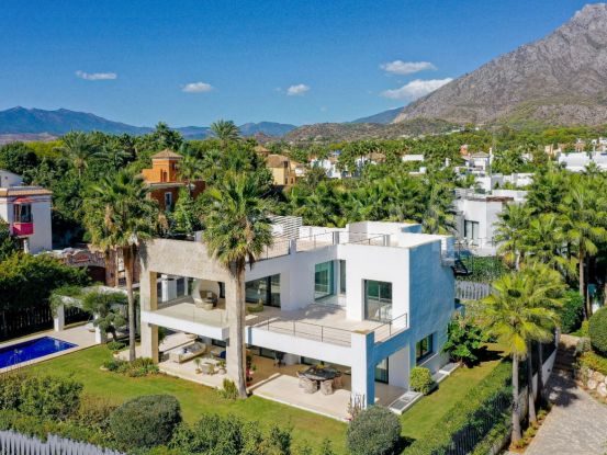 Buy villa in Altos de Puente Romano with 5 bedrooms | Escanda Properties