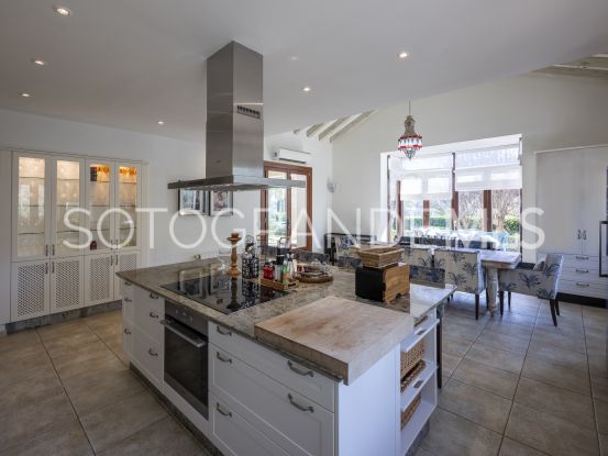 Comprar villa en Zona F de 5 dormitorios | Rhead Estates