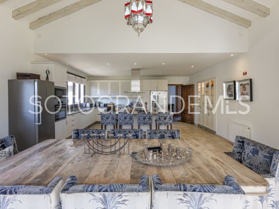 Comprar villa en Zona F de 5 dormitorios | Rhead Estates