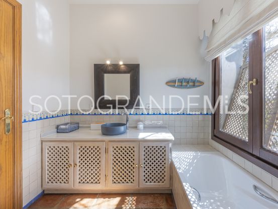 Comprar villa en Zona F de 5 dormitorios | Rhead Estates