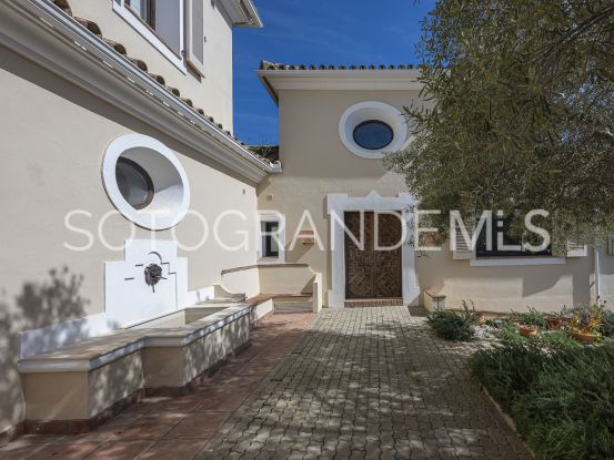 Comprar villa en Zona F de 5 dormitorios | Rhead Estates