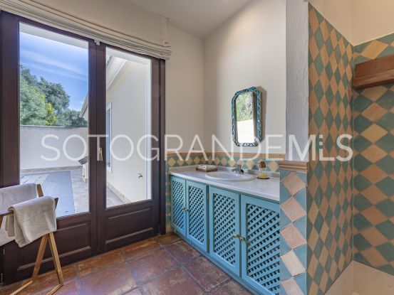 Comprar villa en Zona F de 5 dormitorios | Rhead Estates