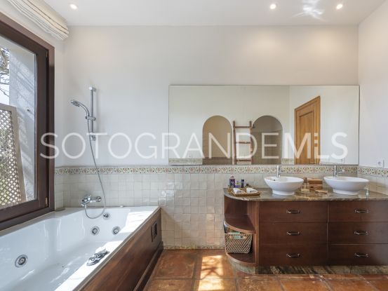Comprar villa en Zona F de 5 dormitorios | Rhead Estates