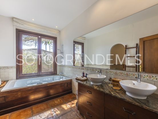 Comprar villa en Zona F de 5 dormitorios | Rhead Estates