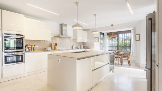 Villa for sale in Paraiso Barronal, Estepona East