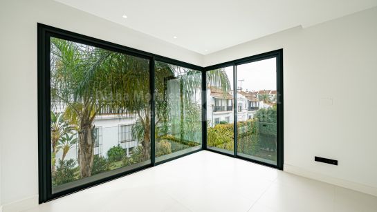 Вилла на продажу в Rio Verde Playa, Золотая Миля