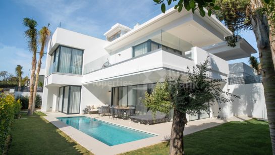 Вилла на продажу в Rio Verde Playa, Золотая Миля