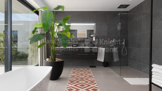 Villa en venta en Cabopino, Marbella Este