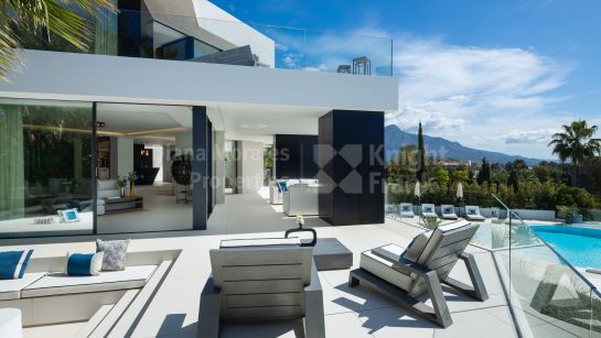 Villa for sale in El Herrojo, Benahavis