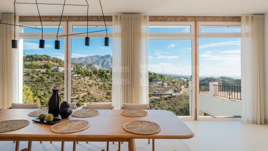Villa en venta en El Madroñal, Benahavis