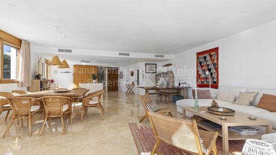 Penthouse for sale in Los Altos de los Monteros, Marbella East