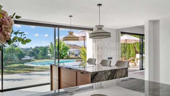 Вилла на продажу в Los Naranjos Golf, Новая Андалусия