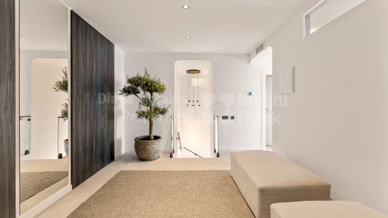 Пентхаус дуплекс на продажу в Las Colinas de Marbella, Бенахавис