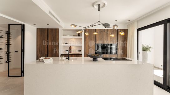 Пентхаус дуплекс на продажу в Las Colinas de Marbella, Бенахавис