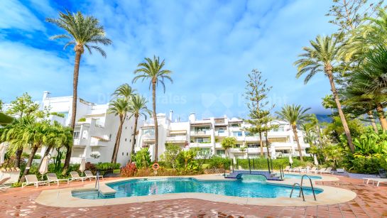 Апартамент на нижнем этаже на продажу в Alhambra del Mar, Золотая Миля