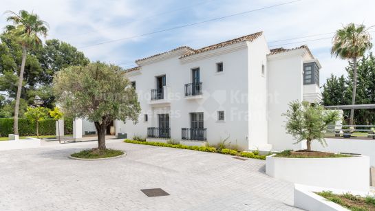Villa for sale in Atalaya, Estepona East