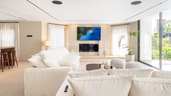 Villa for sale in Atalaya, Estepona East